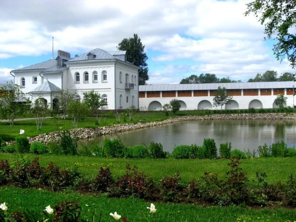Стены монастыря