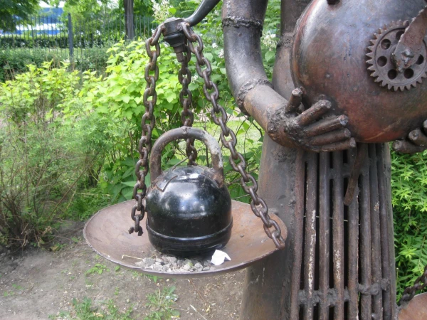 На одной чаше-гиря...