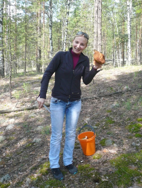 сестренка нашла огромный белый гриб