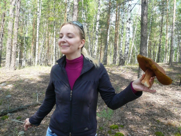 Маришка в восторге от своего "урожая"