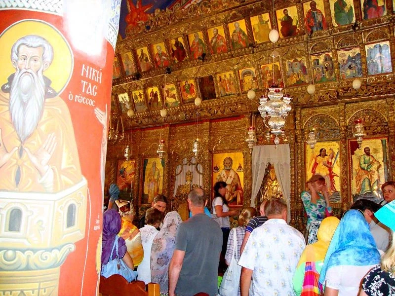 Прихожане в храме