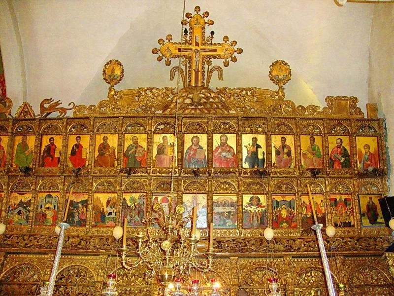 Иконостас в ХРАМЕ  СВЯТЫХ  КИПРИАНА  и ИУСТИНЫ