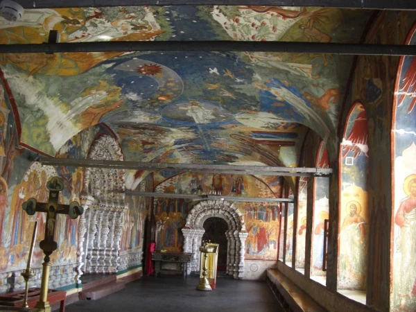 в храме