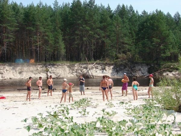 Народ отдыхает на большом пляже