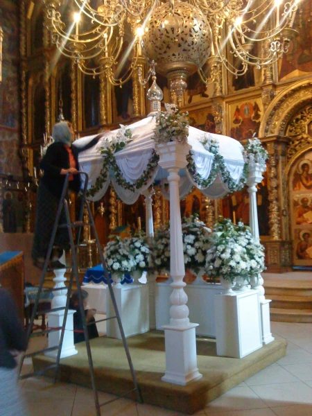 в храме