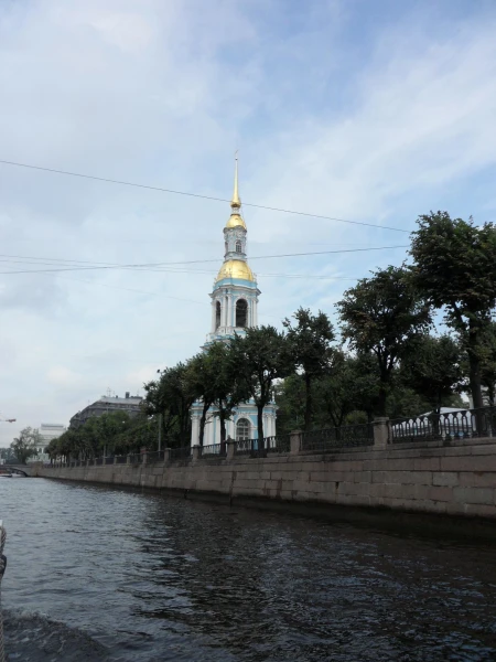 Плывем, экскурсовод вещает, но фото редко получаются удачными.