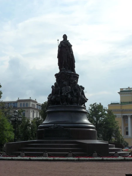 Памятник Екатерине II. В скверике.