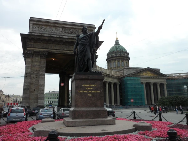 Памятник Кутузову и Казанский собор, "самый большой недострой в мире".