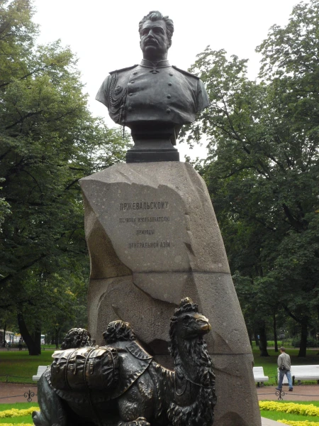 Памятник Пржевальскому. На Сталина похож.