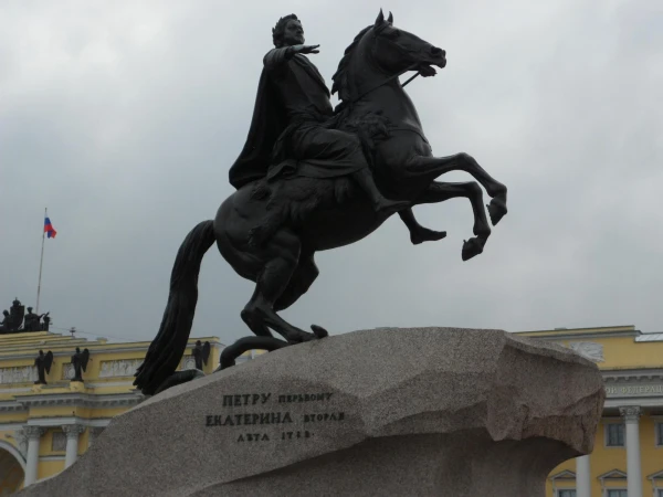 А рядом - памятник Петру I.