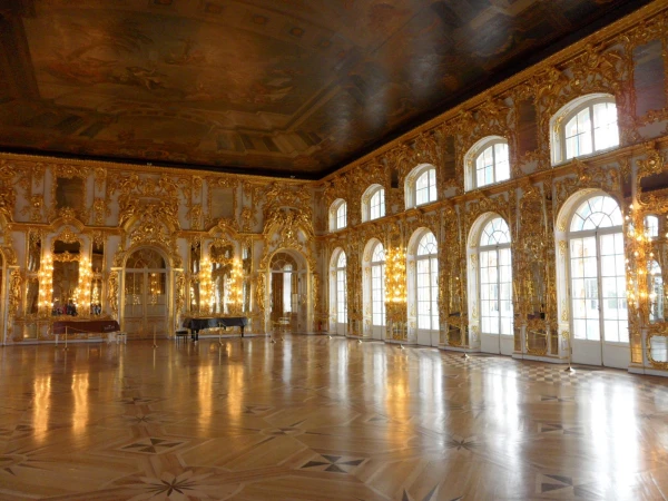 Интерьеры дворца. На 100 м. кв. всего 10 кг золота.