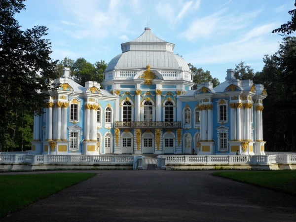 Эрмитаж на терр-рии дворца.