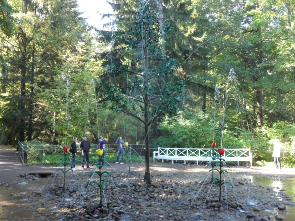еще шутки - фонтанирующее дерево.