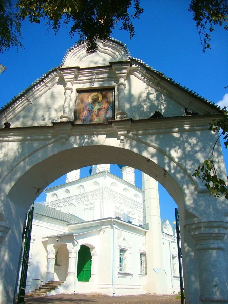 Ворота на территорию Никольского храма