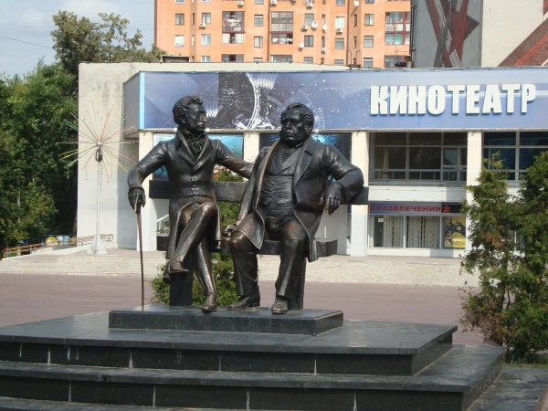 Памятник на центральной городской пл.