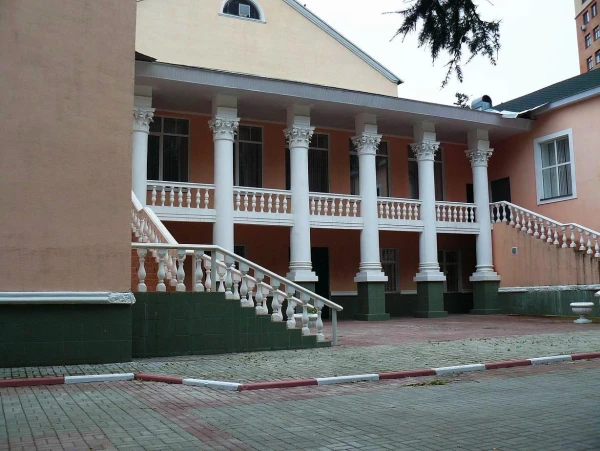 Дом культуры со стороны парка