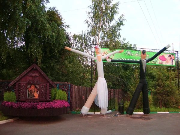 Вот такая красивая парочка у одного из частных ресторанов