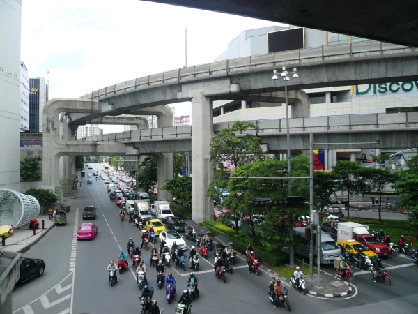 линии BTS SkyTrain над Бангкоком - по пути к станции National Stadium