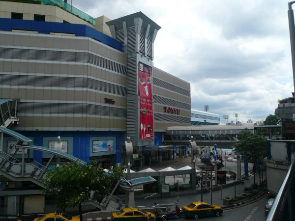 ТРЦ "Tokyu MBK" (по пути к станции National Stadium)