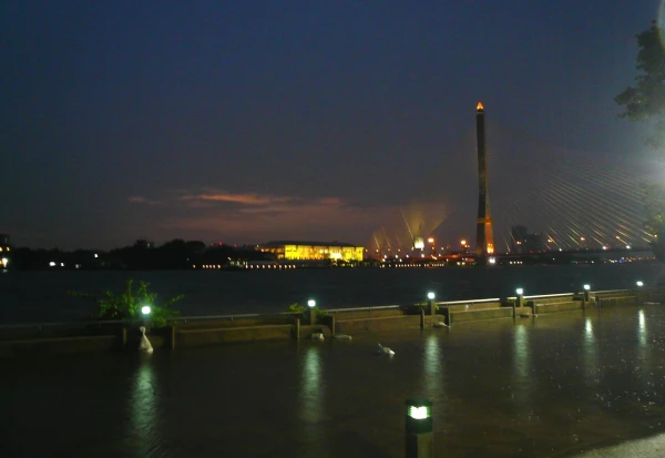 мост Rama 8 Bridge (вид из парка Santichai Prakan )