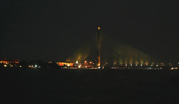 мост Rama 8 Bridge с пирса Phra Arthit