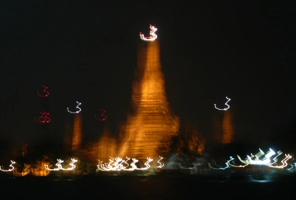 огни Wat Arun...(с речного трамвайчика)