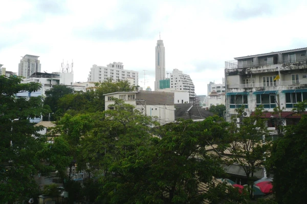 вид с пешеходного перехода на BAIYOKE SKY HOTEL