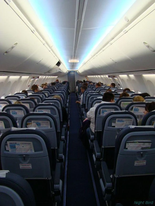 ... и летим в полупустом "Боинге 737"