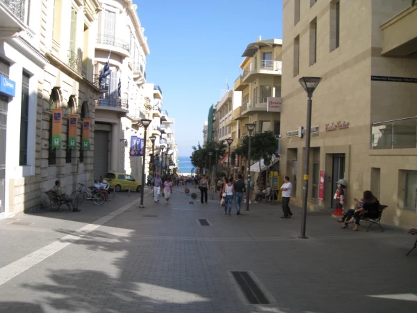 Улица от порта в город
