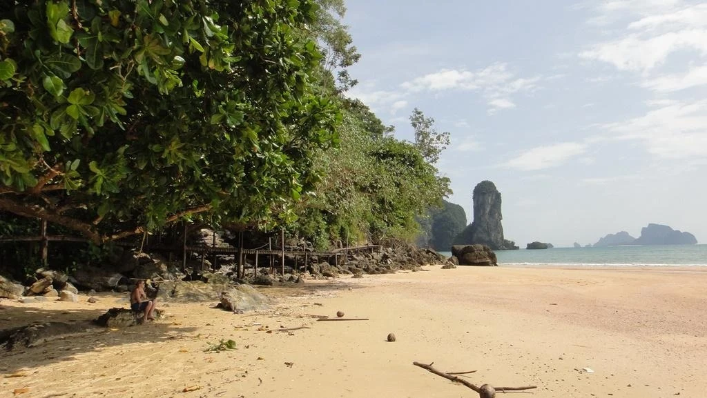 Левая оконечность Ao Nang - гора на пути к Центаре
