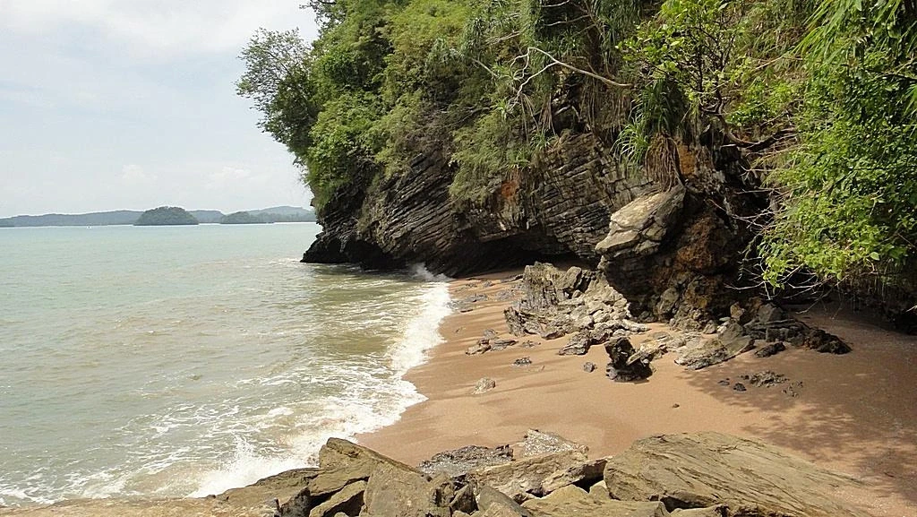 Маленька бухточка за скалой Krabi Resort