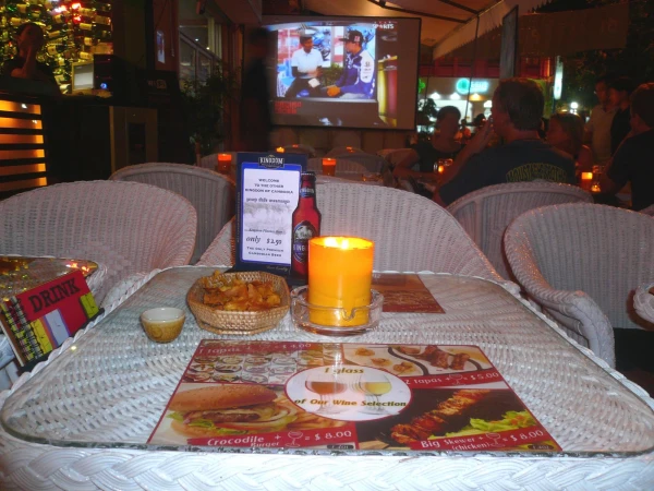 в кафе на Pub Street - жду гида Олега