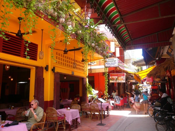 очень уютная улочка кафешек (параллельная Pub St.)