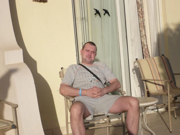 У номера на улице