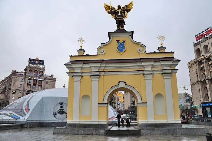 Площадь Независимости. Печерские ворота