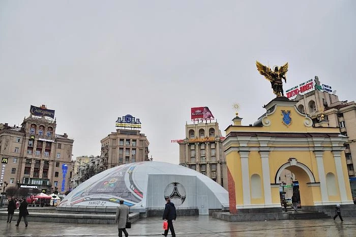 Площадь Независимости. Печерские ворота