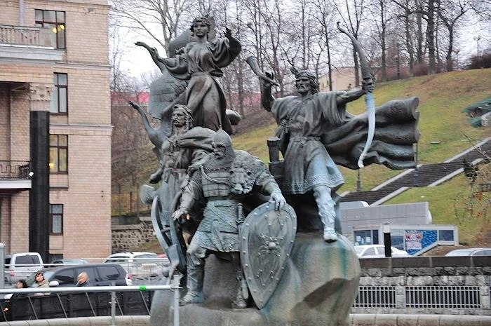 Площадь Независимости. Памятник основателям Киева