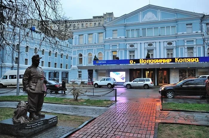 Памятник Гнату Юре, в образе бравого солдата Швейка, рядом с Драм. театром
