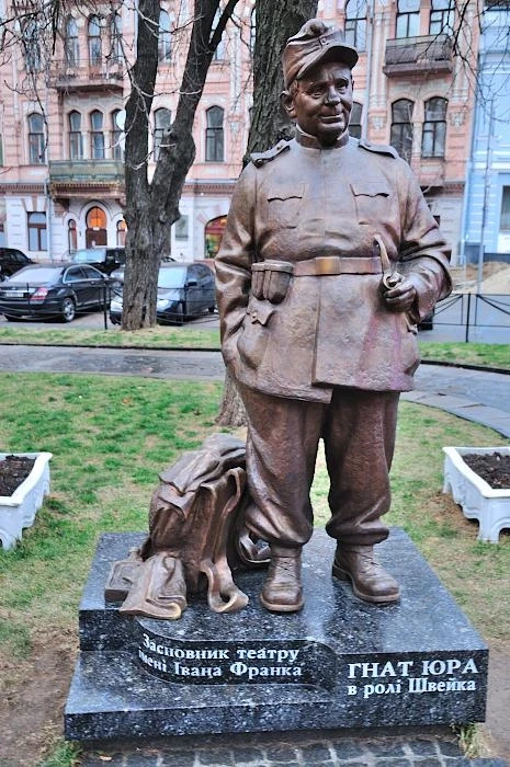 Памятник Гнату Юре, в образе бравого солдата Швейка, рядом с  Драм. театром