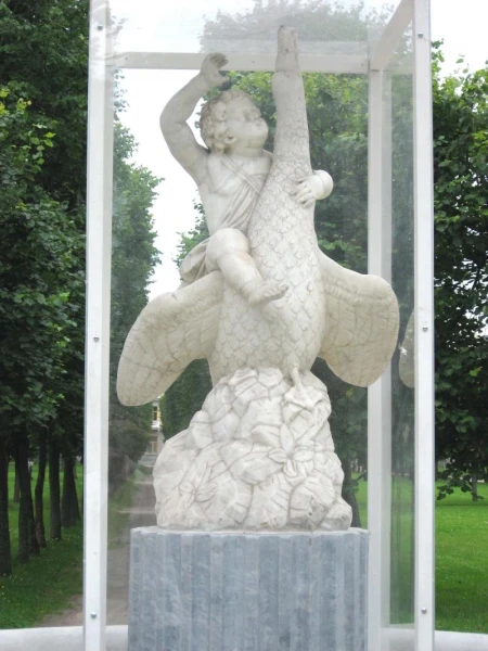 Розовый фонтан