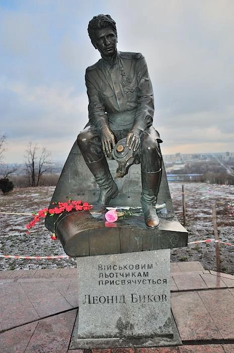 Памятник Л.Быкову. Памятник погибшим летчикам