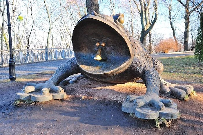 Лягушка у музея воды