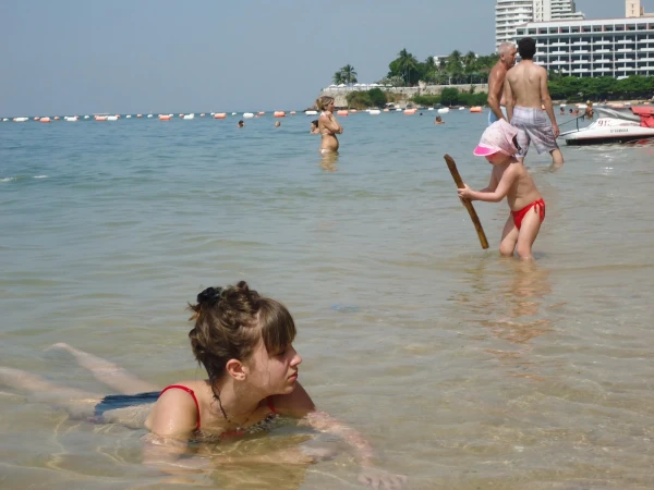 на центральном пляже (дочка)