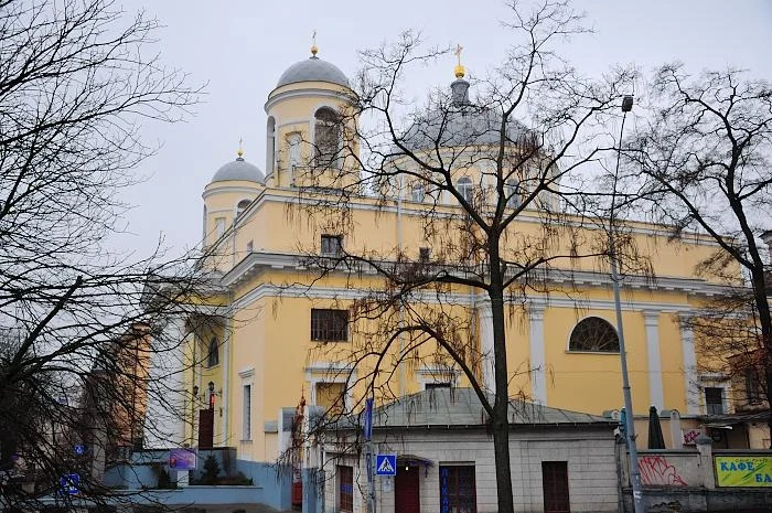 ПерекрестокТрехсвятительской и Костельной улиц. Костел Св. Александра