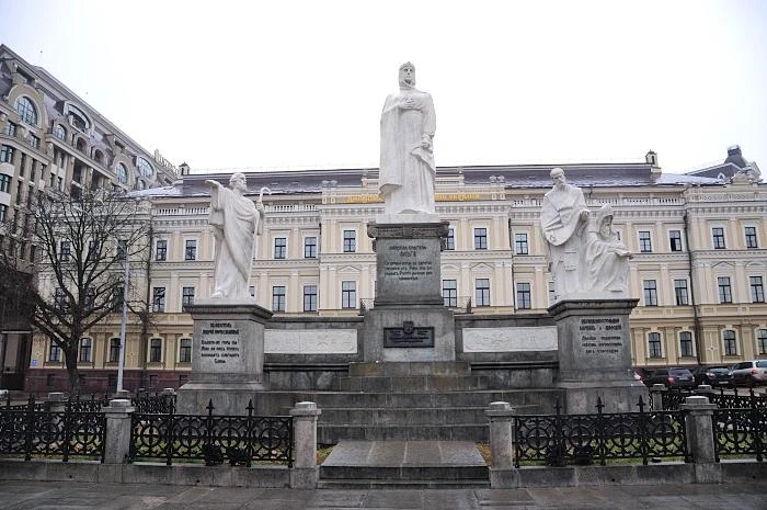 памятник княгине Ольге, Апостолу Андрею, Кириллу и Мефодию