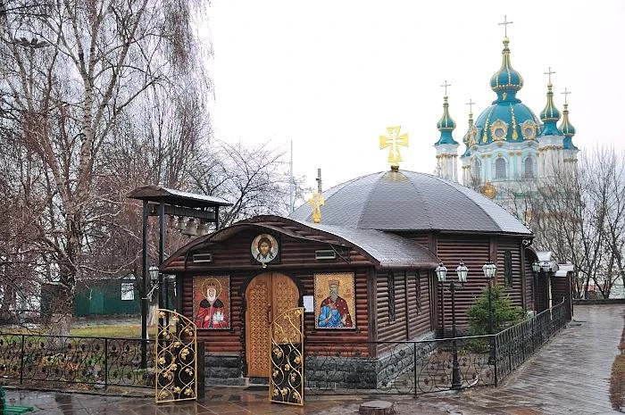 Вид на Андреевскую церковь 