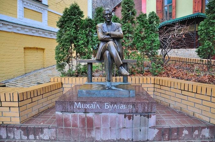 Памятник М.Булгакову. Музей М. Булгакова