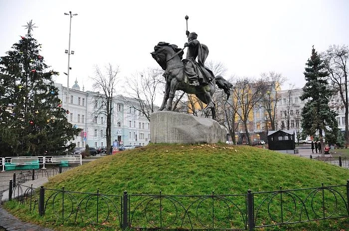 Памятник гетману Сагайдачному