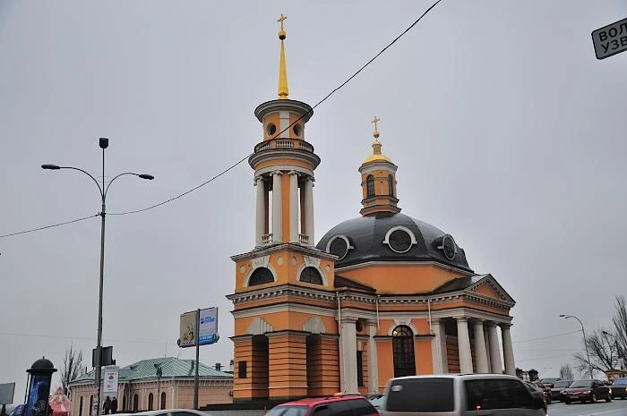 Почтовая площадь. Церковь Рождества Христова