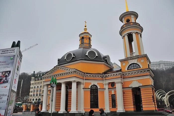 Почтовая площадь. Церковь Рождества Христова